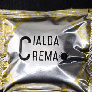 cialda crema prodotto nero